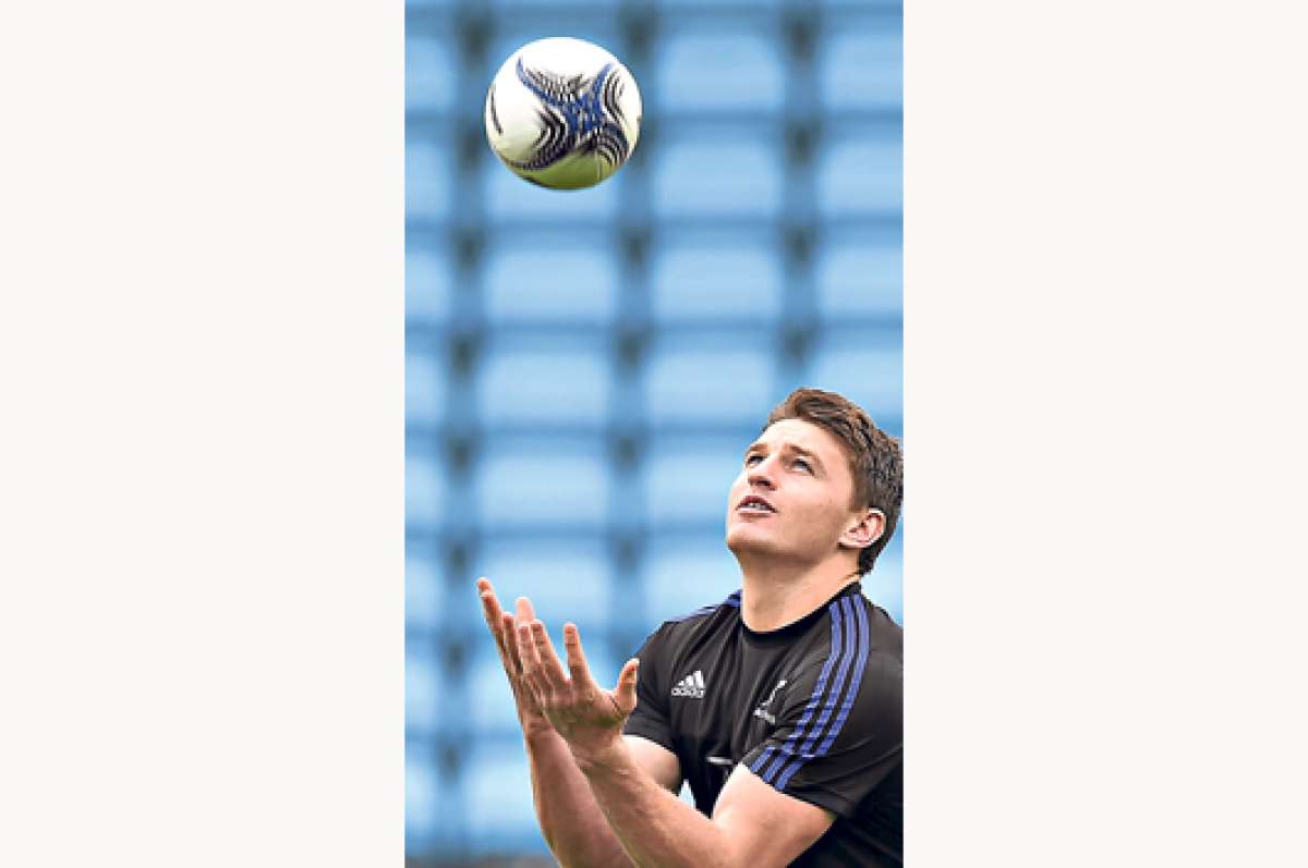 Beauden John Barrett, jugador neozeland&eacute;s de rugby que se desempe&ntilde;a como apertura, durante un entrenamiento previo al inicio del torneo. Foto: AFP