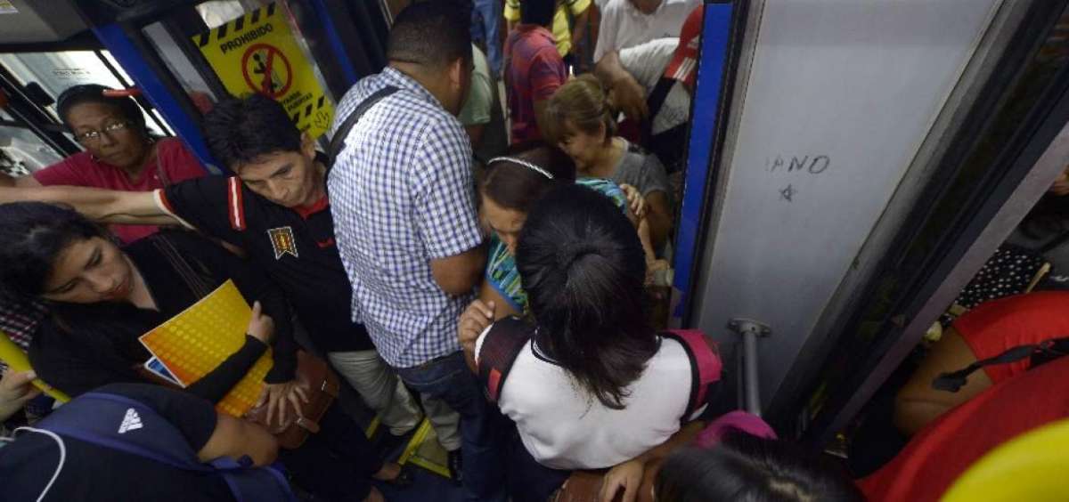  Las mujeres han optado por cuidar sus carteras y coloc&aacute;rselas por delante, ya que los &lsquo;amigos de lo ajeno&rsquo; se aprovechan de la estrechez para meter mano en bolsos y apoderarse de celulares y billeteras.