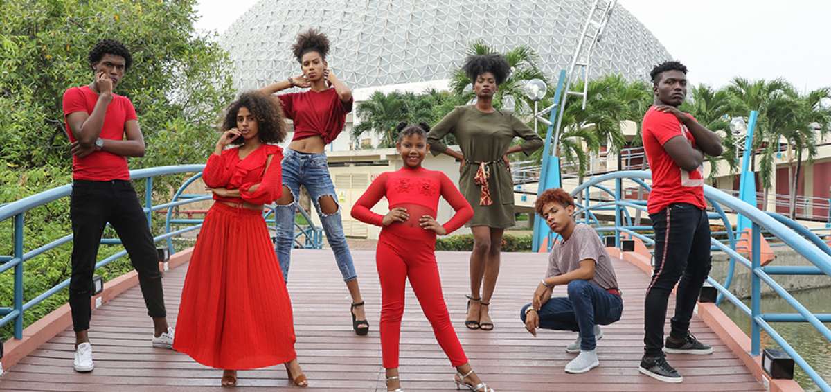 Parte de los modelos convocados al evento &ldquo;Pasarela sin fronteras&rdquo;, el 15 de junio, en la explanada del MAAC. En total, 14 hombres y 16 mujeres est&aacute;n preparados en fotopose y etiqueta social.
