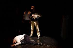 Una de las escenas que componen El ensayo, es la adaptaci&oacute;n que hizo Ariel Zoller del texto Pedro y el Capit&aacute;n, del uruguayo Mario Benedetti. Foto: Eduardo Escobar / El Tel&eacute;grafo