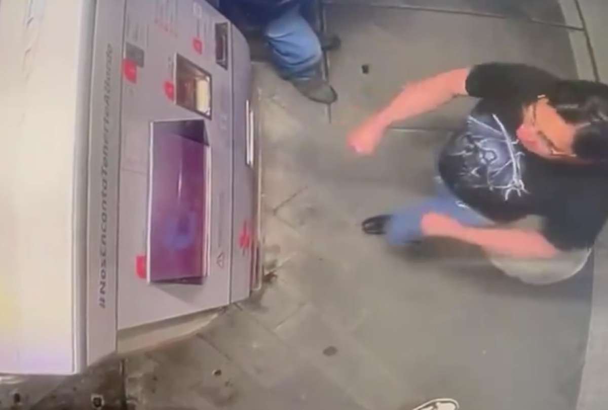 En Cuenca, un ciudadano dañó una pantalla en la máquina de boletos del tranvía. El ciudadano fue identificado, según las autoridades.