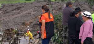 La titular de la Secretar&iacute;a de Gesti&oacute;n de Riesgos (SGR), Susana Due&ntilde;as, visit&oacute; la zona del deslave en Bol&iacute;var. 