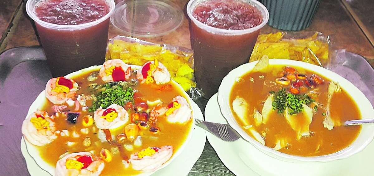 Con diferentes ingredientes, pero como base el pescado y la yuca, este plato es tradicional en la ciudad.