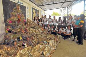 Los estudiantes del 4 de Noviembre realizaron la novena navide&ntilde;a frente al pesebre hecho con materiales reciclados.