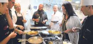 Los maestros de cocina de la Universidad de las Am&eacute;ricas ofrecieron una clase pr&aacute;ctica en la que prepararon novedosas opciones para la cena de fin de a&ntilde;o con ingredientes ecuatorianos. Foto: Carina Acosta/ El Tel&eacute;grafo