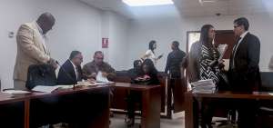 El fiscal del caso, Juan Carlos Z&uacute;&ntilde;iga (derecha y con lentes) momentos antes de la audiencia de formulaci&oacute;n de cargos contra los investigados.