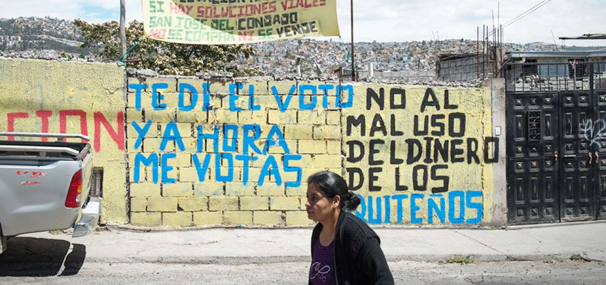 Las paredes de la calle Fernando Daquilema est&aacute;n llenas de leyendas en contra del proyecto.  