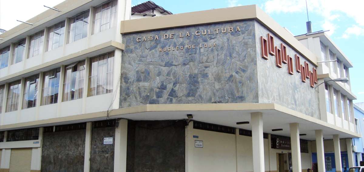 Los participantes remitir&aacute;n los originales de sus obras por triplicado, debidamente cosidos o anillados, a la  Casa de la Cultura Ecuador, N&uacute;cleo de Loja. 