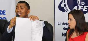 El presidente de la AFE, Iv&aacute;n Hurtado, muestra documentos que confirman las supuestas irregularidades del exgerente Jorge Guzm&aacute;n.