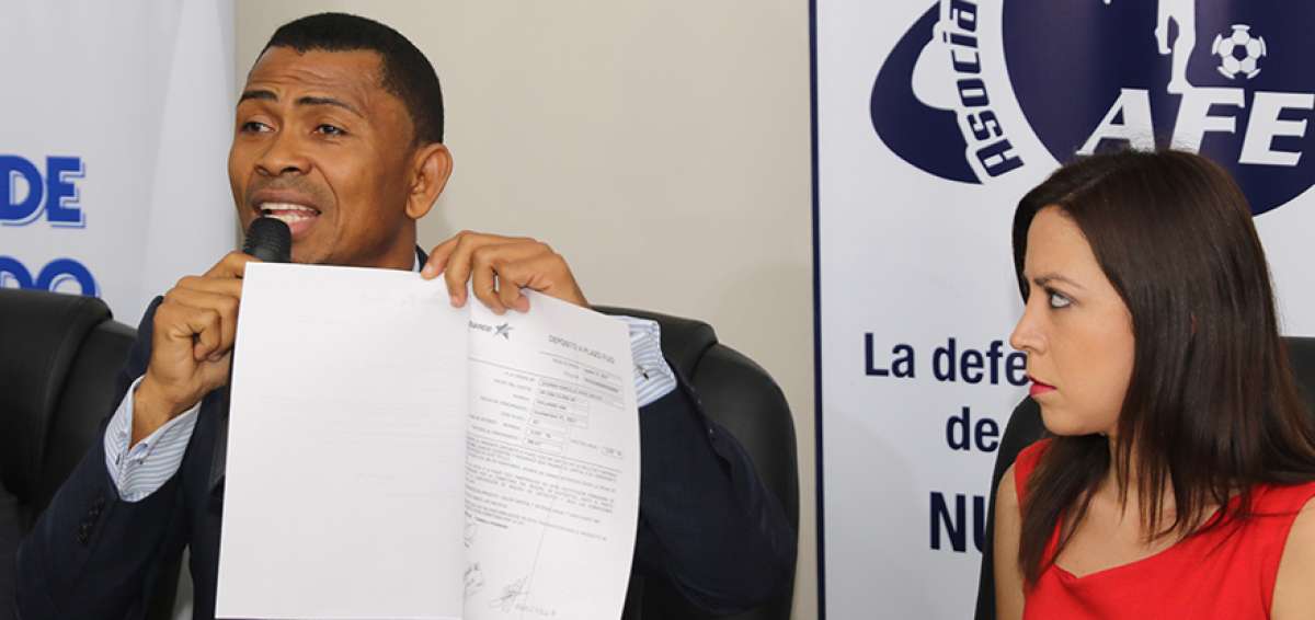 El presidente de la AFE, Iv&aacute;n Hurtado, muestra documentos que confirman las supuestas irregularidades del exgerente Jorge Guzm&aacute;n.