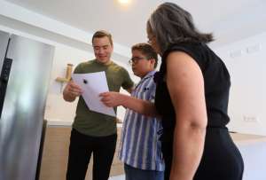 Gobierno impulsa acceso a la vivienda con entrega de departamentos en Cuenca