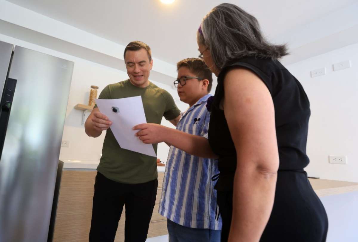 Gobierno impulsa acceso a la vivienda con entrega de departamentos en Cuenca