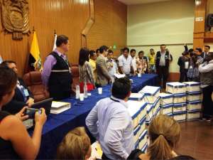 El director de la Delegaci&oacute;n Provincial del Guayas del CNE, Roberto Ronquillo, recibe el documento de petici&oacute;n del procurador s&iacute;ndico del colectivo ciudadano, Gelacio Mora. Foto: H&eacute;ctor Marcillo / El Tel&eacute;grafo