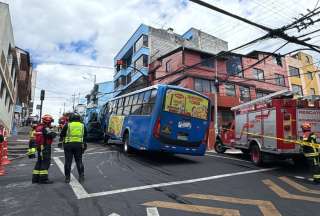 Un autobús y un vehículo de la Empresa Eléctrica chocaron frente a frente en el centro de la capital.