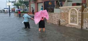 Las calles de Urdesa, norte de Guayaquil, fueron una de las m&aacute;s afectadas por la lluvia de este martes.