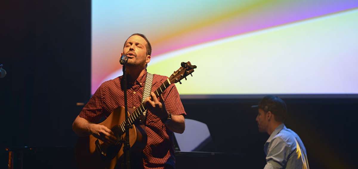 Stanley Parker es un compositor especializado en guitarra en una filial de Berckley, en Argentina.
