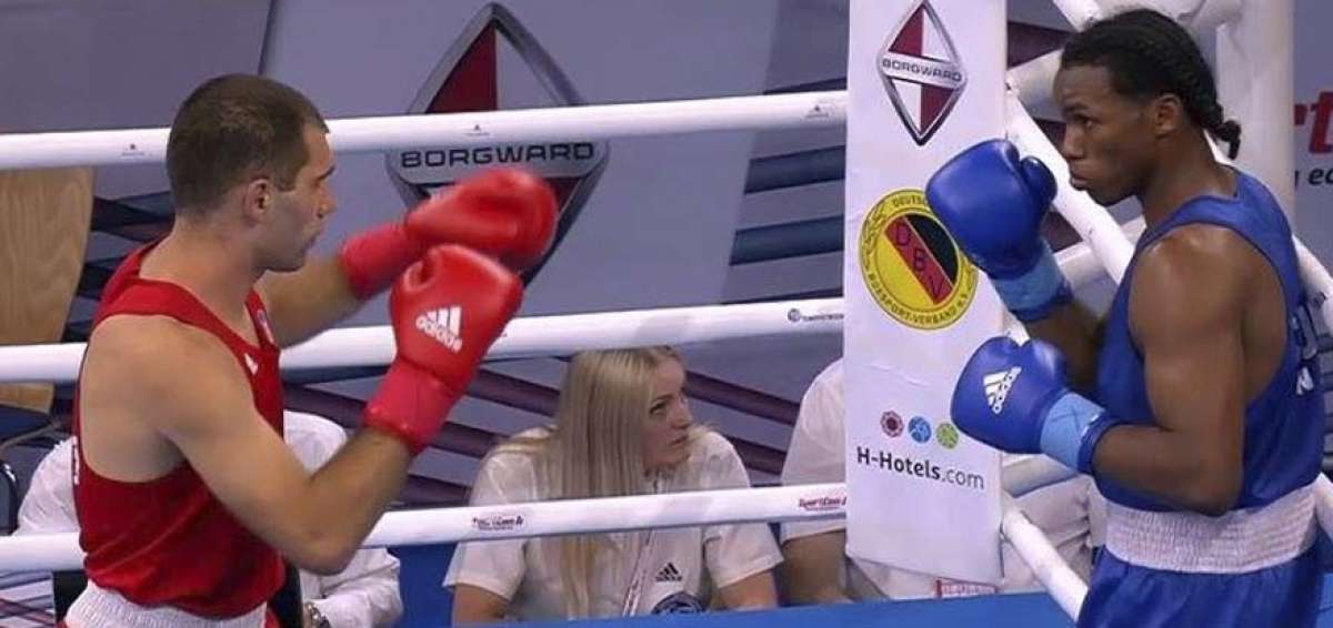Carlos Mina gan&oacute; y avanza de ronda en el Mundial de Boxeo