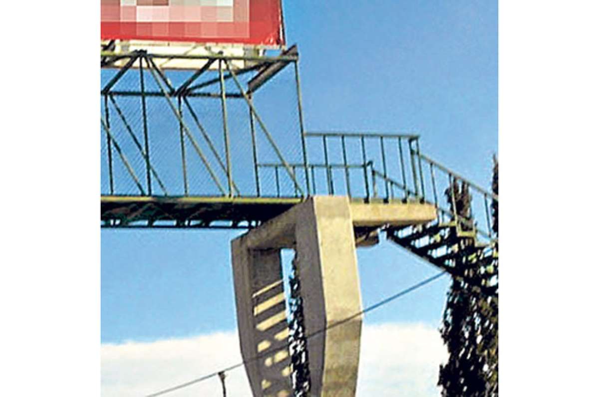 Peligroso paso en uno de los puentes peatonales