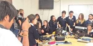 Los estudiantes de la Unidad Particular Cedfi trabajaron por unos momentos en la redacci&oacute;n de El Tel&eacute;grafo Rodrigo Matute torres/El Tel&eacute;grafo