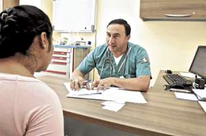 Carlos Benavides es uno de los 9 becarios en Medicina Familiar en el centro de salud de Conocoto. Foto: Cortes&iacute;a