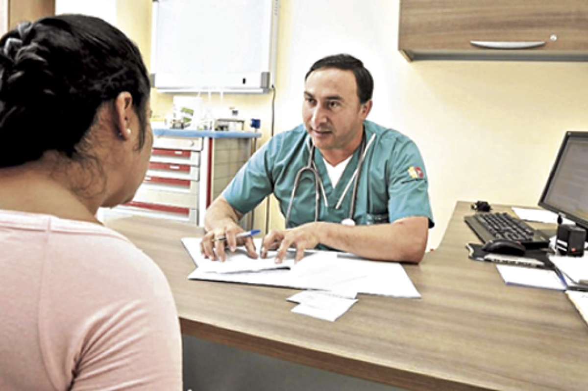 Carlos Benavides es uno de los 9 becarios en Medicina Familiar en el centro de salud de Conocoto. Foto: Cortes&iacute;a