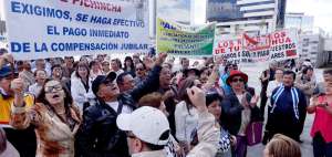 La concentraci&oacute;n de maestros se realiz&oacute; ayer por m&aacute;s de dos horas en la Plataforma Financiera Gubernamental, ubicada en el norte de Quito.