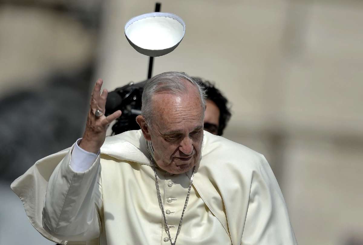 Una r&aacute;faga de viento se lleva el solideo del Papa Francisco en un acto en la Plaza de San Pedro. Foto: AFP 