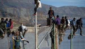 En las &uacute;ltimas semanas cientos de africanos han intentado ingresar a Espa&ntilde;a por la localidad fronteriza de Melilla. FOTO: http://www.zoomnews.es