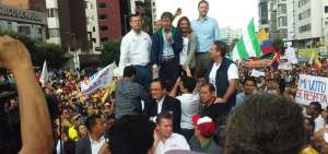 Guillermo Lasso y su esposa (c), acompa&ntilde;ado de Andr&eacute;s P&aacute;ez (i) y el alcalde de Quito, Mauricio Rodas. Adem&aacute;s en la imagen aparecen Pa&uacute;l Carrasco y Fausto Cobo. 