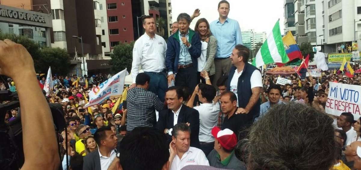 Guillermo Lasso y su esposa (c), acompa&ntilde;ado de Andr&eacute;s P&aacute;ez (i) y el alcalde de Quito, Mauricio Rodas. Adem&aacute;s en la imagen aparecen Pa&uacute;l Carrasco y Fausto Cobo. 