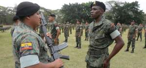 300 conscriptos del Ej&eacute;rcito y la Armada recibieron sus armas