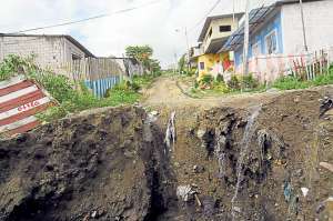 Una familia de la manzana 1112 de Horizontes del Guerrero se mud&oacute; a otro lugar tras perder su vivienda hace una semana. Foto: Miguel Castro.