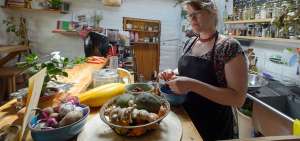 Karolien Van Teijlingen, una de las fundadoras de la Cafeter&iacute;a Sisunga, un espacio que genera relaciones de empoderamiento femenino.