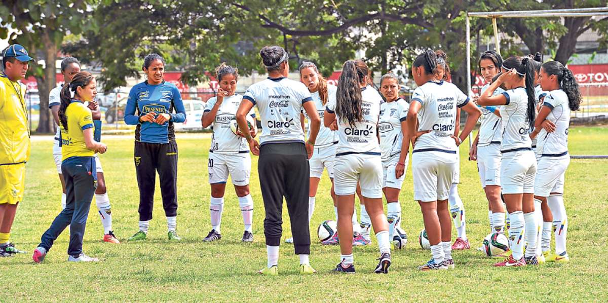 Vanessa Ar&aacute;uz (de amarillo a la izq.), DT de la Tricolor, durante uno de los &uacute;ltimos entrenamientos. Foto: Eduardo Escobar / El Tel&eacute;grafo