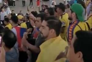 Hinchas ecuatorianos cantan “Nuestro Juramento” en Doha
