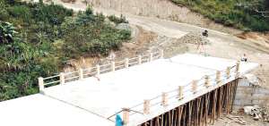 En el sector Villa Seca se construy&oacute; un puente de hormig&oacute;n armado. En el resto de la carretera se colocaron 42 alcantarillas.