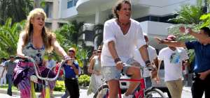 Shakira y Carlos Vives lanzan su canci&oacute;n "La Bicicleta"