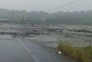 El crecimiento del caudal del Río Upano bloqueó el acceso a la vía Macas-Puyo.