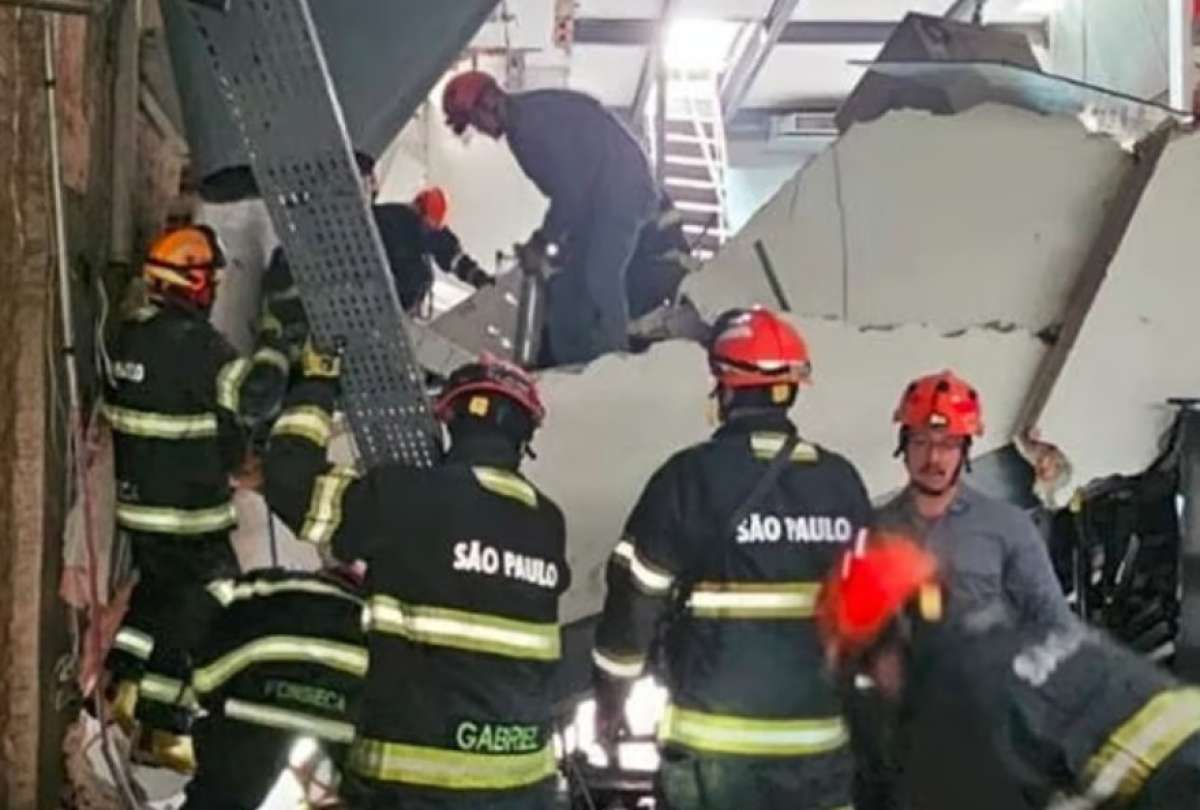Bomberos trabajan en el rescate de víctimas tras el colapso parcial del restaurante Jamile.