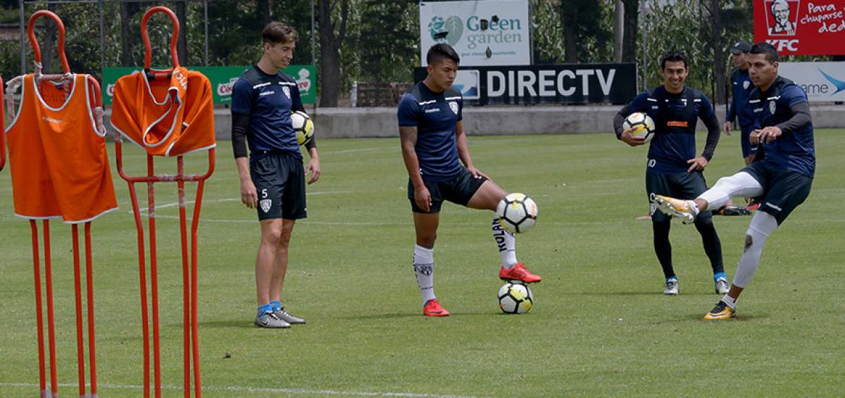Los jugadores de Independiente del Valle practican tiros libres en un entrenamiento del equipo en su complejo, ubicado en Chillo Jij&oacute;n.
