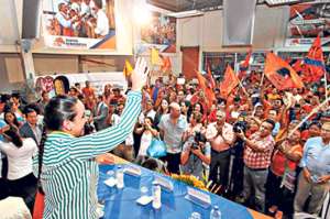 En octubre la presidenta de la Asamblea Nacional, Gabriela Rivadeneira, visit&oacute; la sede de Centro Democr&aacute;tico en Guayaquil. Foto: Cortes&iacute;a Centro Democr&aacute;tico