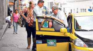 Los nuevos valores del servicio de taxis ser&iacute;an de $ 0,50 el arranque, $ 0,40 el km recorrido, $ 0,10 el minuto de espera y $ 1,45 la carrera m&iacute;nima diurna. Foto: Santiago Aguirre/ El Tel&eacute;grafo