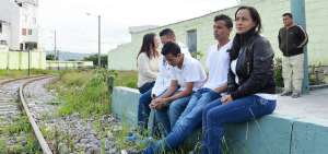 Pese a sus limitaciones econ&oacute;micas y afecciones de salud, los 9 miembros de 3 hogares afectados por el sismo de Manab&iacute; trabajan en un comedor cerca del estadio Bellavista, al sur de Ambato, para cubrir sus gastos.