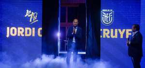 El entrenador holand&eacute;s Jordi Cruyff (i) durante su presentaci&oacute;n el 13 de  enero pasado, junto al presidente de la FEF, Francisco Egas.