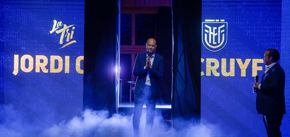 El entrenador holand&eacute;s Jordi Cruyff (i) durante su presentaci&oacute;n el 13 de  enero pasado, junto al presidente de la FEF, Francisco Egas.