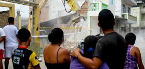 Ayer, la familia Carrasco, que est&aacute; alojada en la vivienda de un allegado, presenci&oacute; la demolici&oacute;n de su casa, ubicada en la calle 109, en Tarqui.
