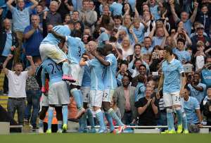 Los jugadores festejan el tercer tanto de Fernandinho (oculto) ante el Chelsea. Foto: AFP