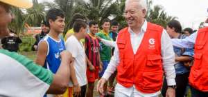 A su llegada, el funcionario espa&ntilde;ol salud&oacute; con los j&oacute;venes que integran el equipo de f&uacute;tbol &lsquo;Ciudad de Pedernales&rsquo;.