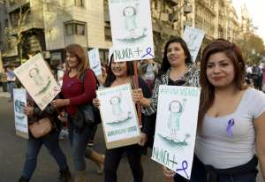 La masiva marcha tiene el apoyo de organizaciones humanitarias, estudiantiles, sindicales, judiciales,  de todos los partidos pol&iacute;ticos e incluso de la Iglesia cat&oacute;lica, culto mayoritario en Argentina. FOTO: AFP