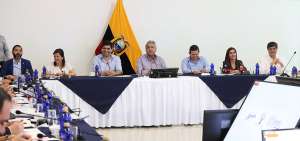 La decisi&oacute;n del presidente Len&iacute;n Moreno tiene como objetivo optimizar los recursos p&uacute;blicos para mitigar el impacto econ&oacute;mico que deja la pandemia.